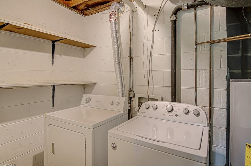 330 Lamplighter Cir, Winston Salem NC  27104-3421 exterior