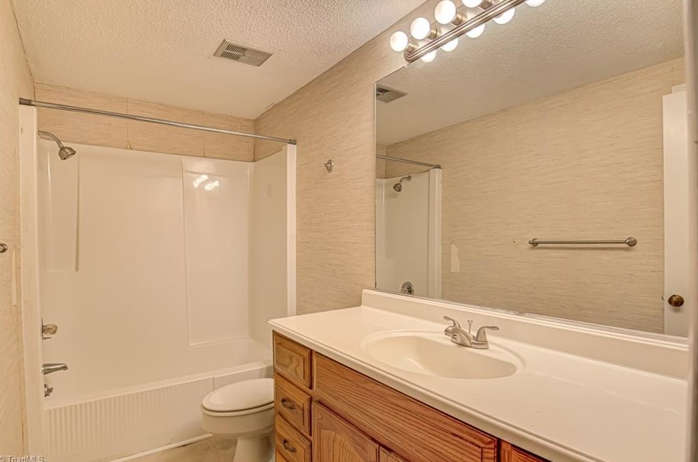 330 Lamplighter Cir, Winston Salem NC  27104-3421 exterior