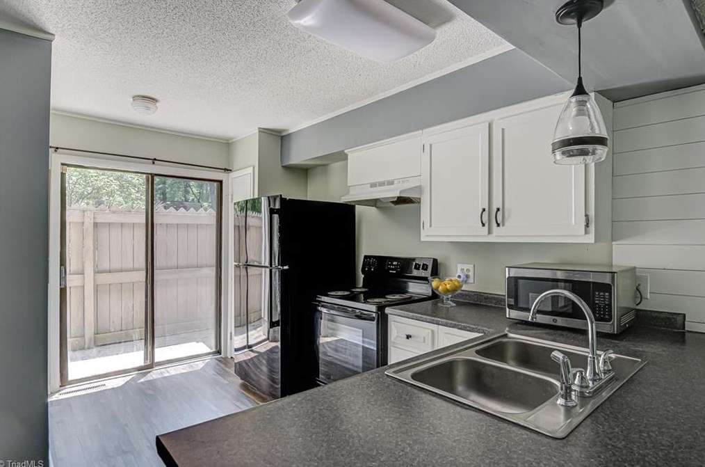 330 Lamplighter Cir, Winston Salem NC  27104-3421 exterior