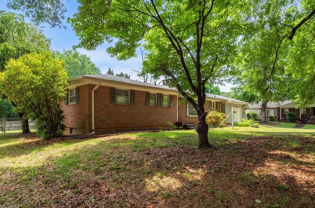 4617 Shattalon Dr, Winston Salem, NC 27106-1629