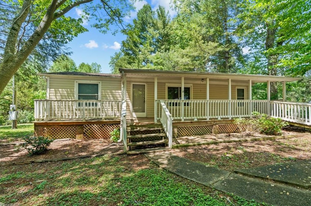 2214 Patrick Dr, Mebane, NC 27302