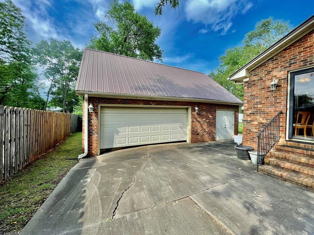 716 Vanderford St, Burlington NC  27215-6549 exterior