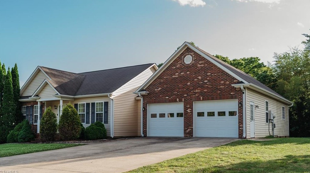 100 Hills Dr, Mount Airy, NC 27030-2490