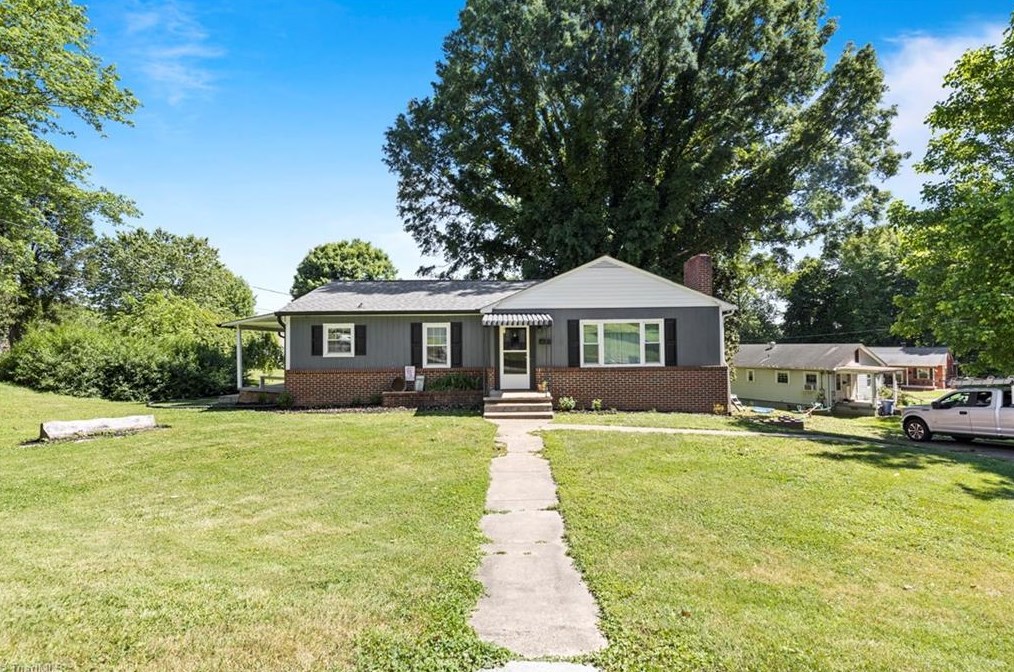119 Hardy St, Jonesville, NC 28642-2328