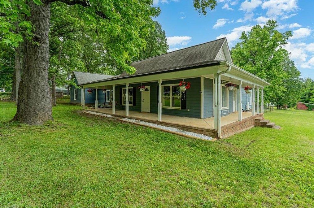 2618 Brame Rd, Greensboro, NC 27405-4202
