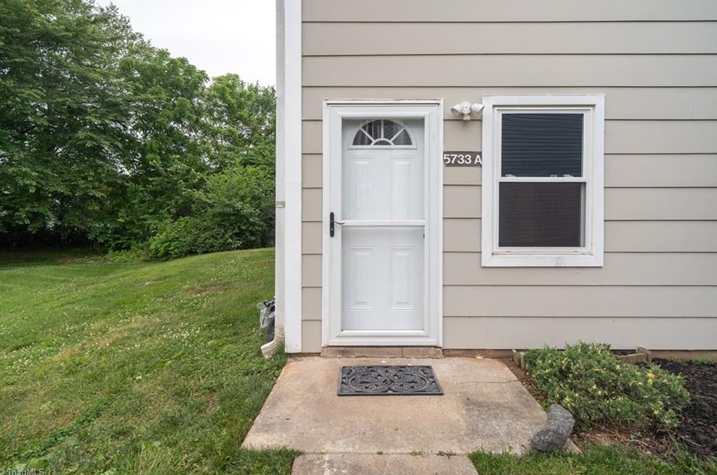 5733 Bramblegate Rd, Greensboro, NC 27409-3205