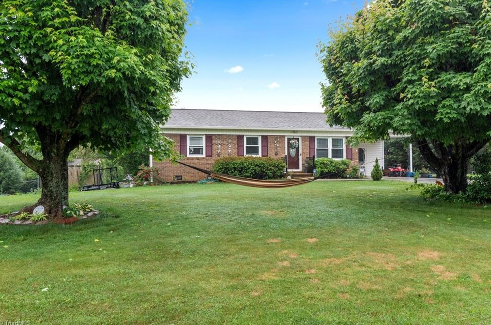 106 Belhaven Dr, Mount Airy, NC 27030-8739
