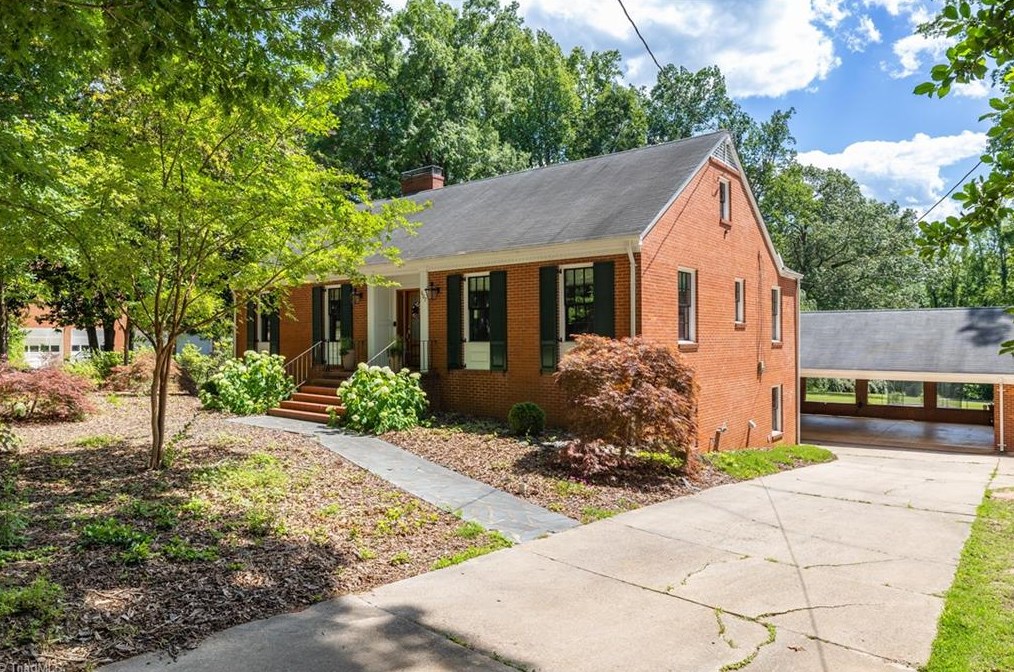 607 Country Club Dr, Reidsville, NC 27320-6109