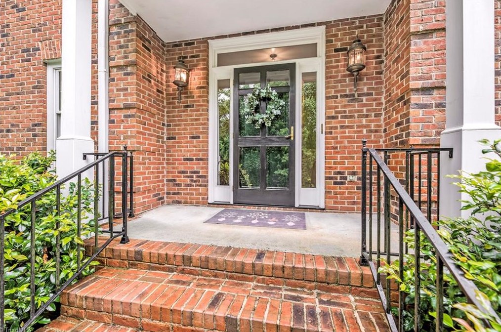 900 Ashley Glen Dr, Winston Salem, NC 27104-1360
