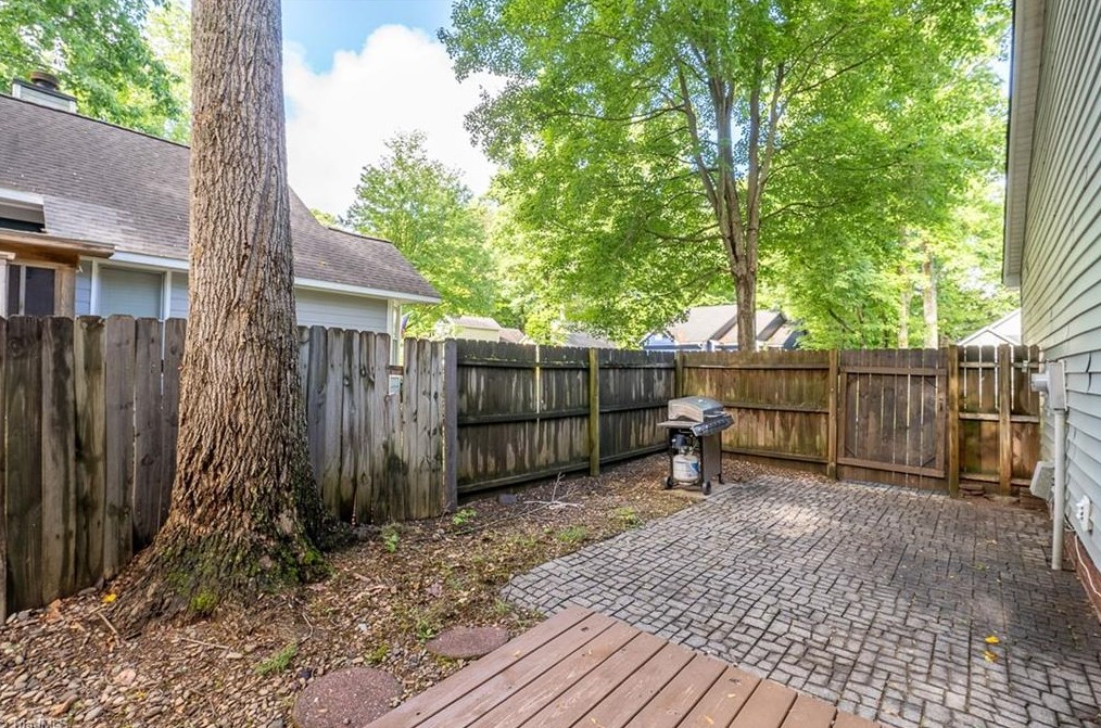 4006 King Edward Ct, Greensboro NC  27455-2580 exterior