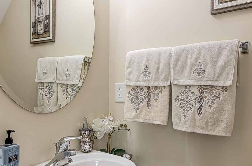 212 Nighthawk Pl, Greensboro NC 27409-9128 exterior