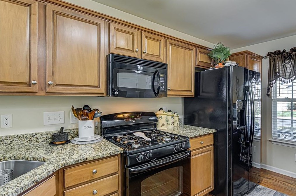 212 Nighthawk Pl, Greensboro NC 27409-9128 exterior