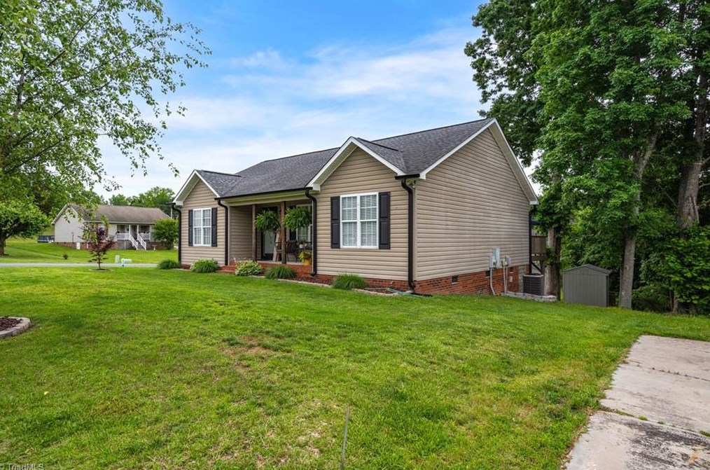 16 Grace Dr, Thomasville, NC 27360