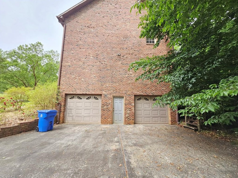 2405 Bambi Ln, Kernersville NC  27284-8092 exterior