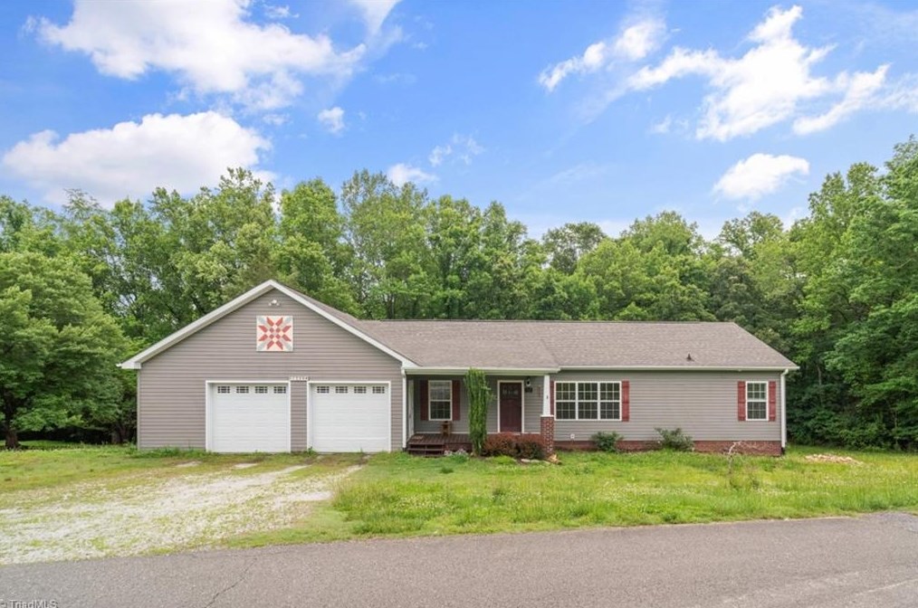 1729 Surry Ave, Mount Airy, NC 27030-5542