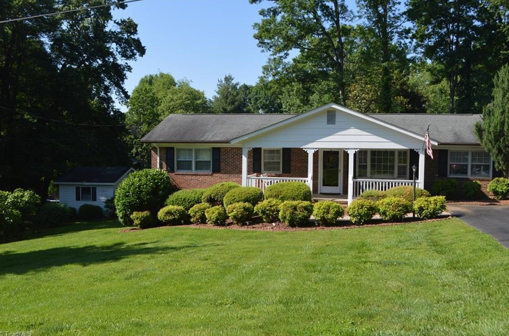 275 Dudley Ave, Mount Airy, NC 27030-2832