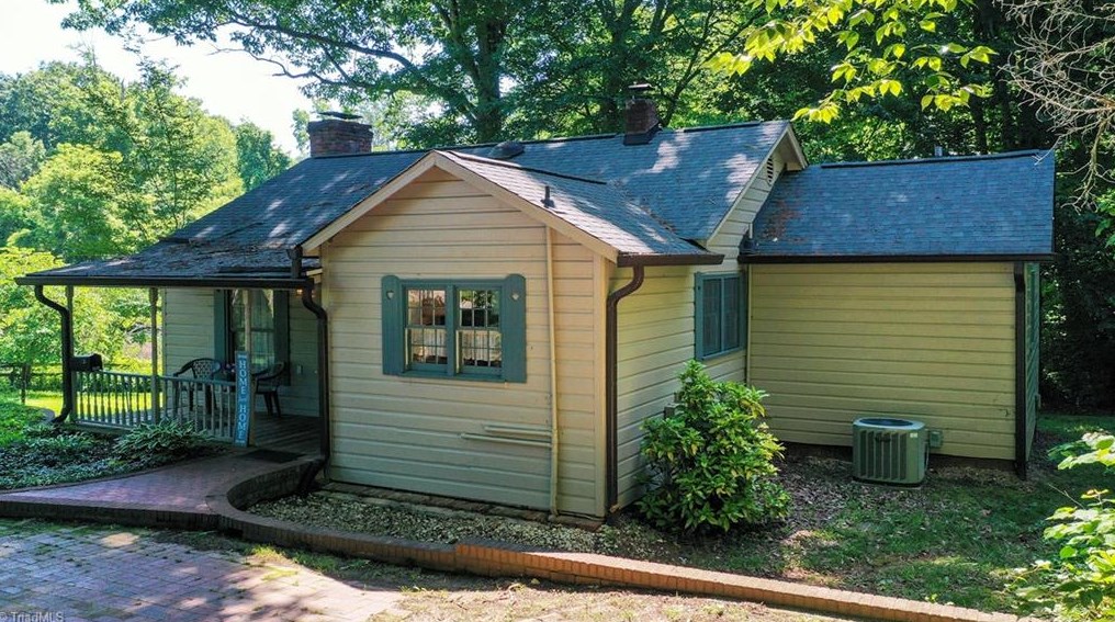 2995 Stratford Rd, Winston Salem, NC 27103-6927