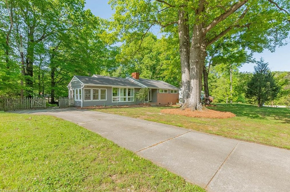1116 Pembroke Rd, Greensboro, NC 27408-6812