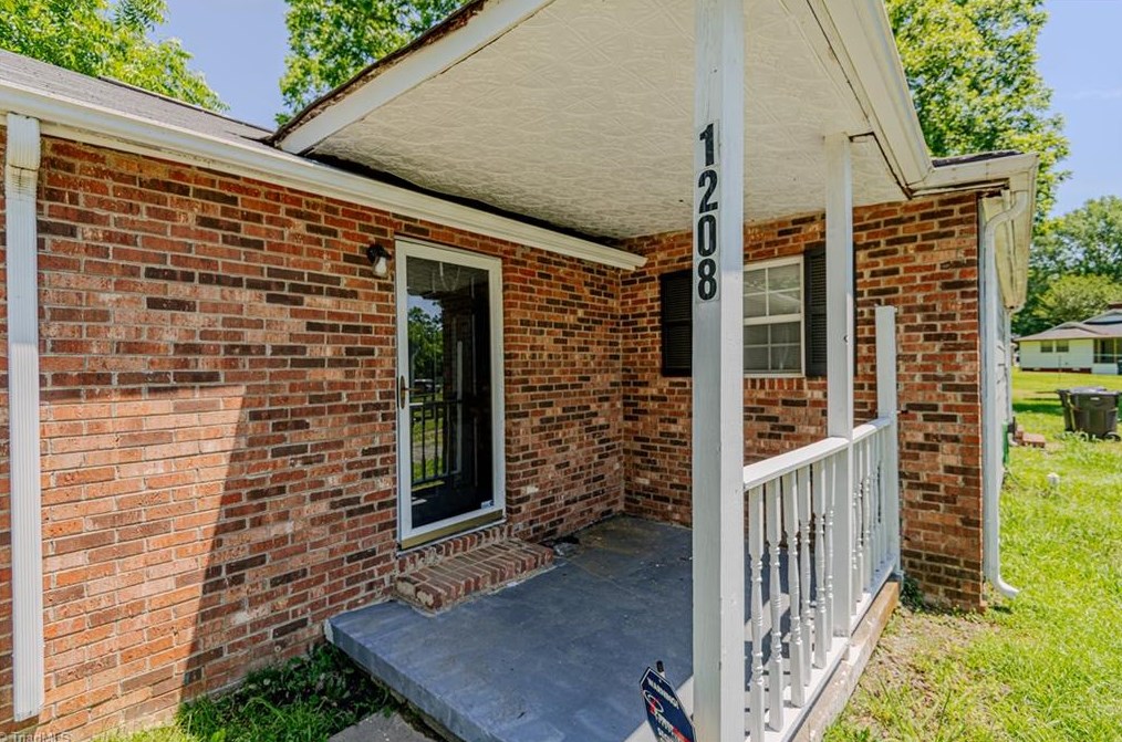 1208 Thomas St, Burlington, NC 27215-6967