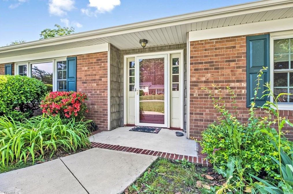 1010 Kingsridge Rd, Kernersville, NC 27284