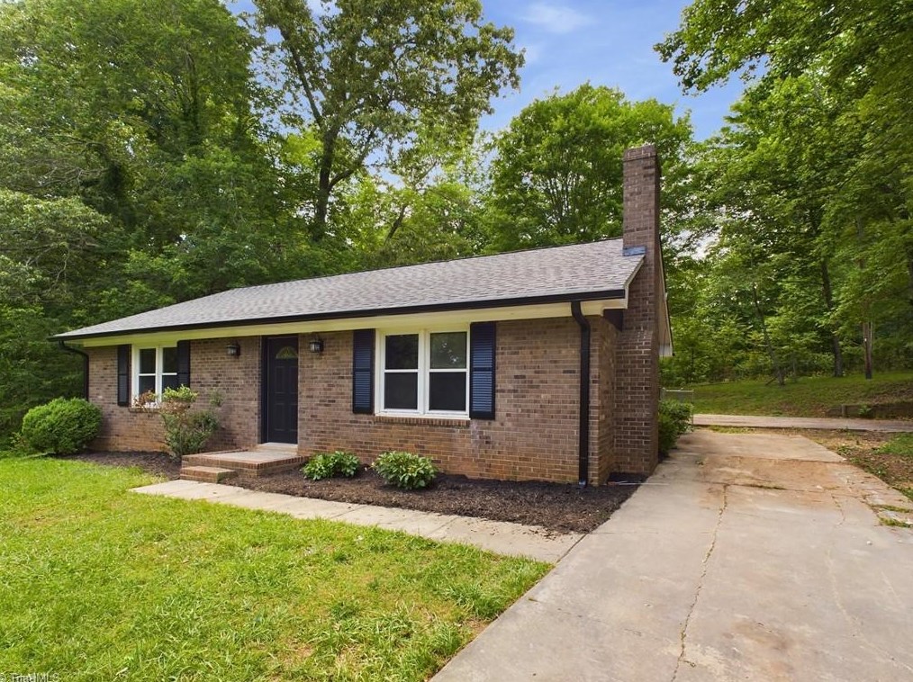 5904 Sprucepine Dr, Winston Salem, NC 27105-9623