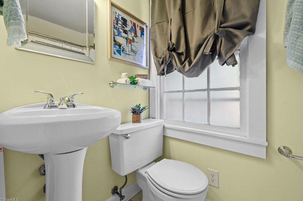 2503 Walker Ave, Greensboro NC  27403-2034 exterior