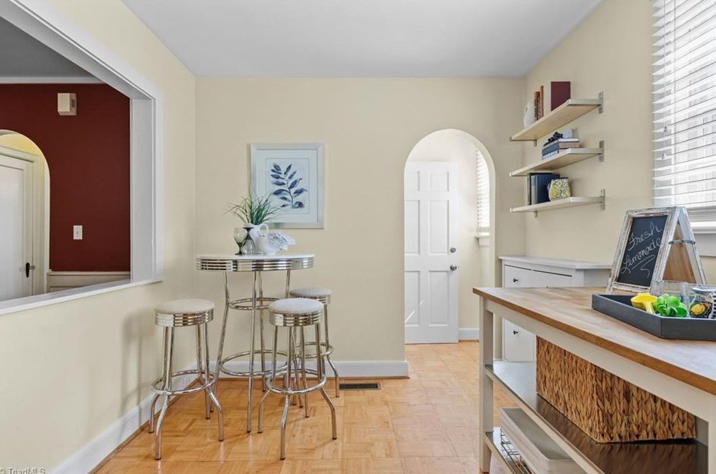 2503 Walker Ave, Greensboro NC  27403-2034 exterior