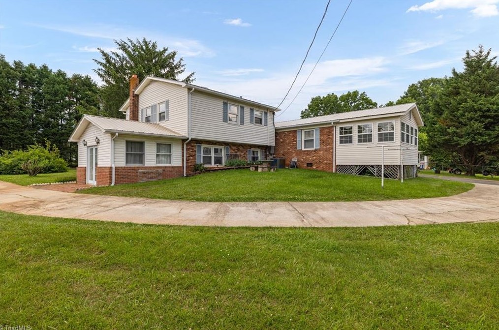 2255 Stonehaven Rd, Kernersville, NC 27284-4330