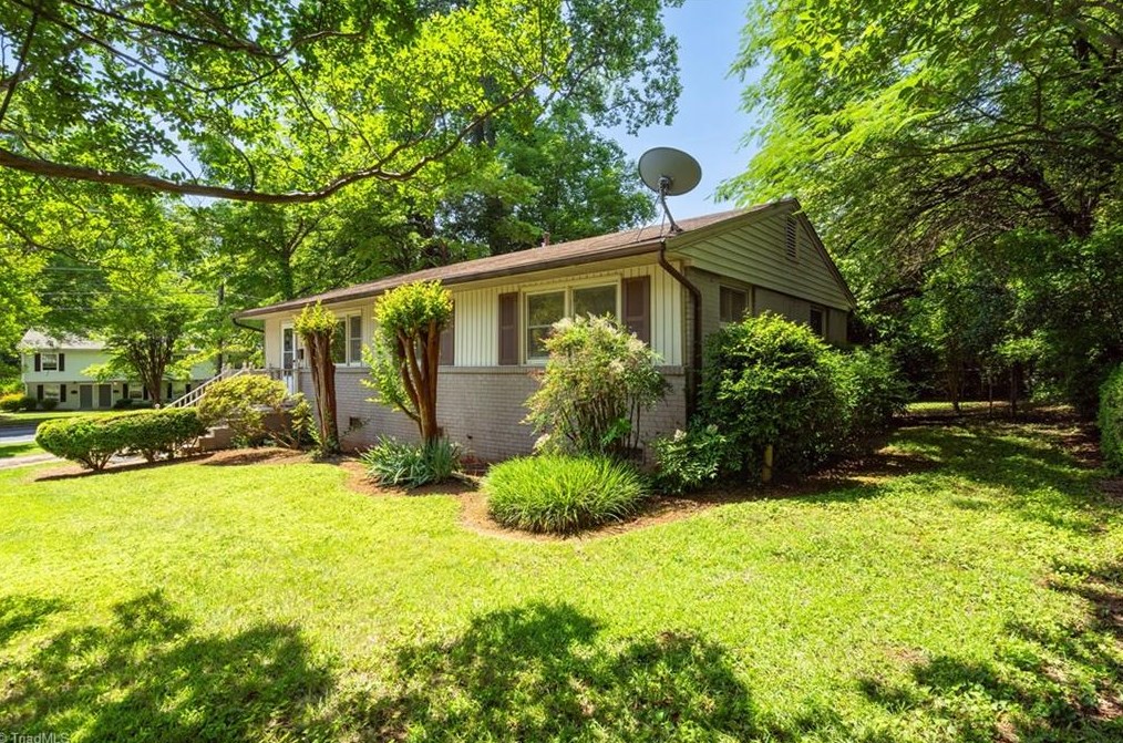 318 Melbourne Rd, Greensboro, NC 27405-4320