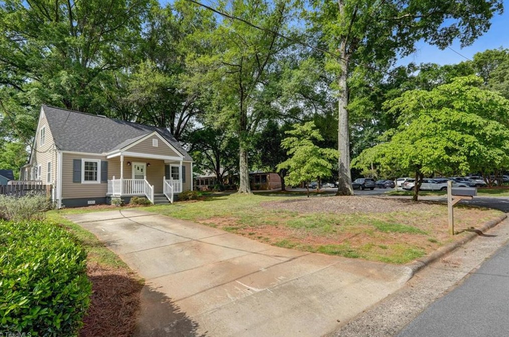 2021 Bluemont Dr, Greensboro, NC 27408-5501