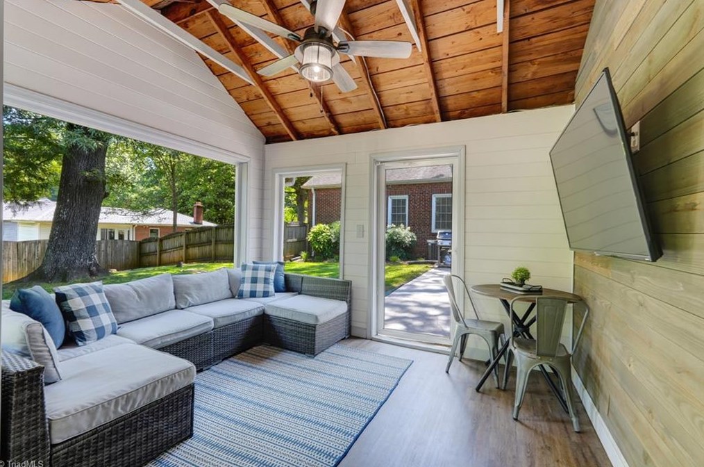 1906 Fernwood Dr, Greensboro NC 27408-5524 exterior