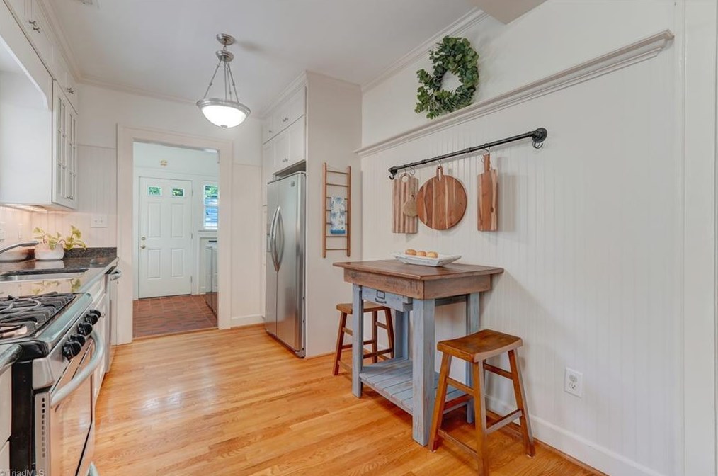 1906 Fernwood Dr, Greensboro NC 27408-5524 exterior