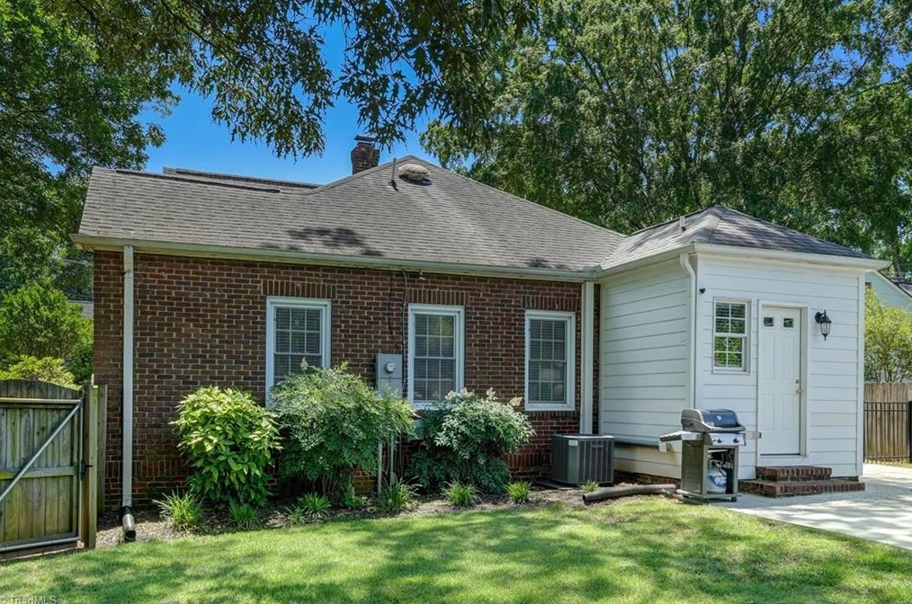 1906 Fernwood Dr, Greensboro NC 27408-5524 exterior