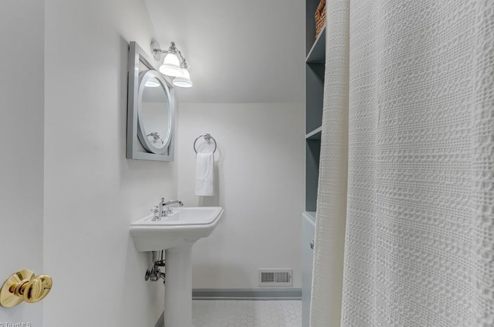 1906 Fernwood Dr, Greensboro NC 27408-5524 exterior