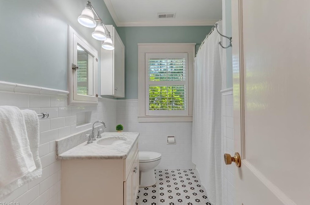 1906 Fernwood Dr, Greensboro NC 27408-5524 exterior