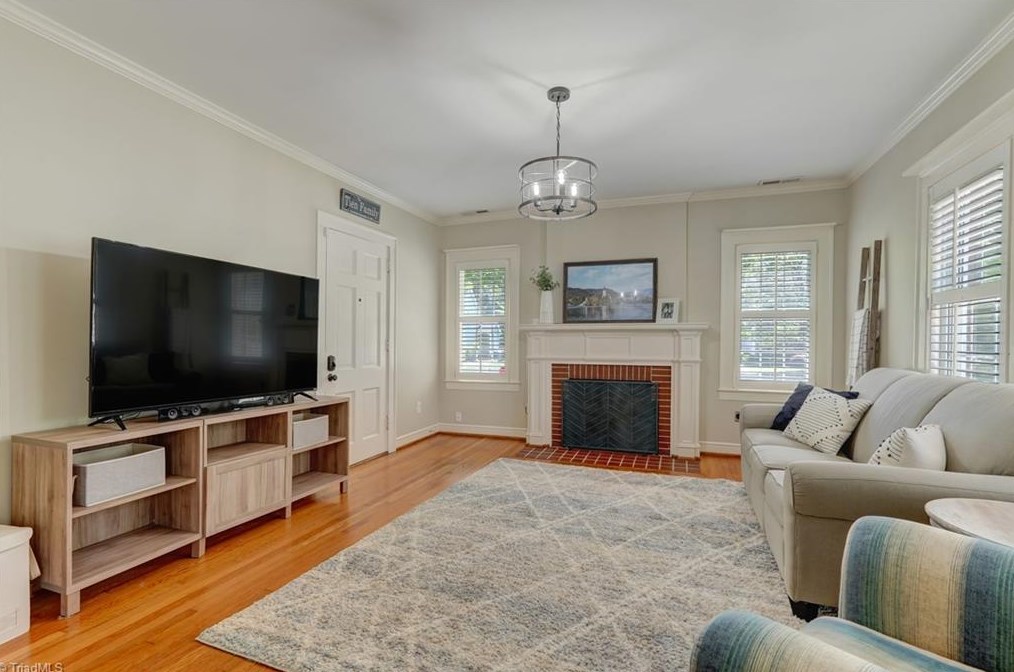 1906 Fernwood Dr, Greensboro NC 27408-5524 exterior