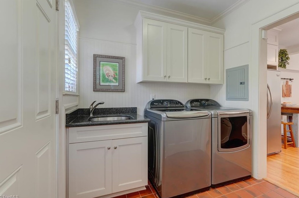 1906 Fernwood Dr, Greensboro NC 27408-5524 exterior