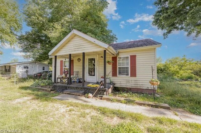 2045 Woodland Dr, Mount Airy, NC 27030-4359