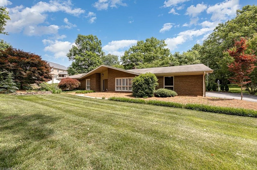 1077 Laverne Ln, Kernersville, NC 27284-3416
