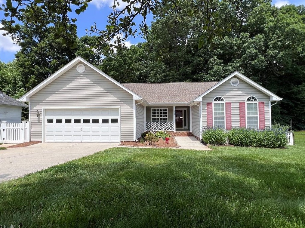 1235 Somerset Crossing Ln, Kernersville, NC 27284-5700