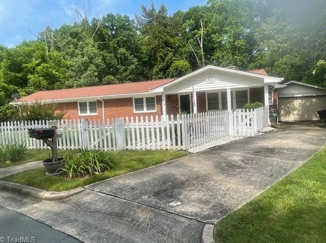 614 Ridgeway Dr, Burlington, NC 27217