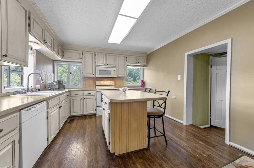 4605 Laforesta Dr, Mcleansville, NC 27301-9784