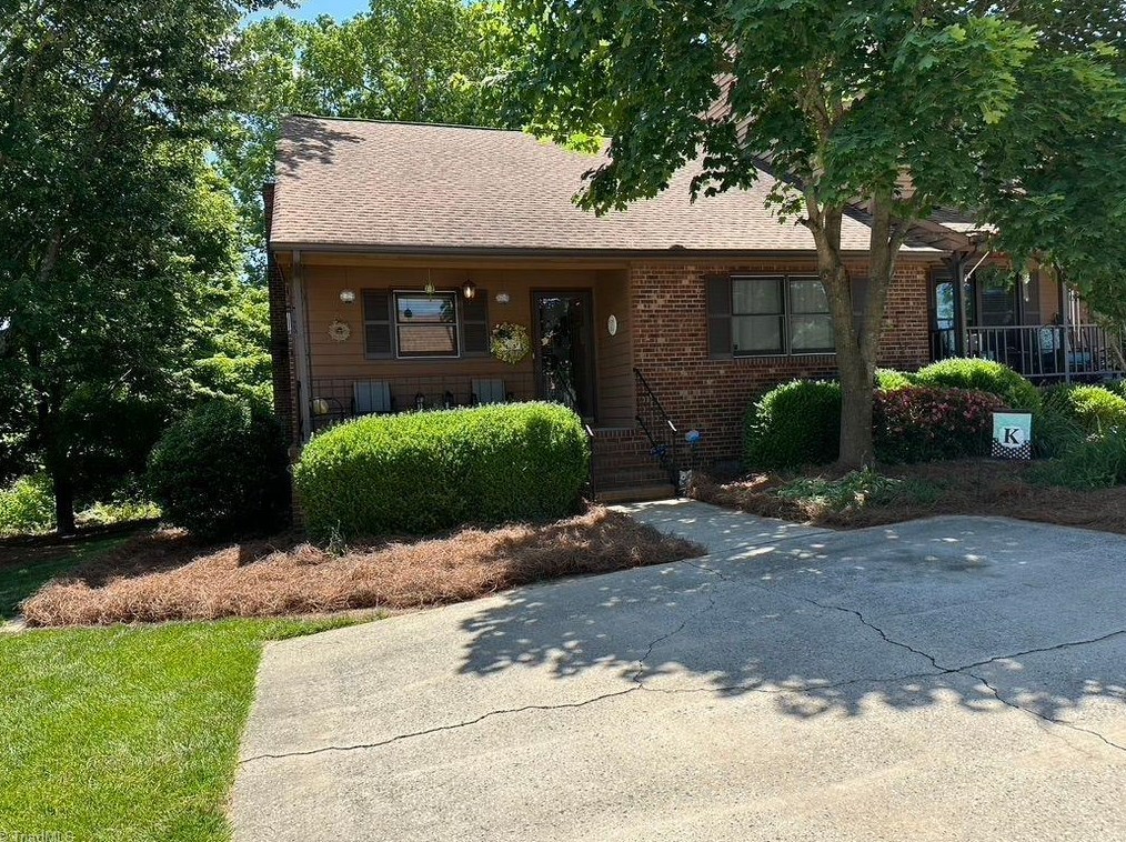 5000 Country Ln, High Point, NC 27263-8385