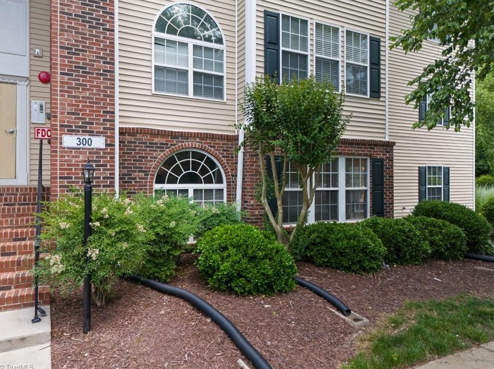 311 Ivy Glen Ct, Winston Salem, NC 27127-4504
