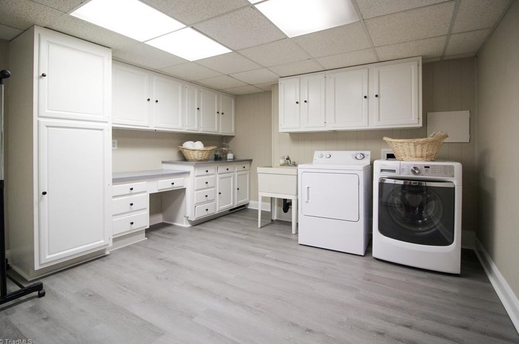 3907 Cascade Dr, Greensboro NC  27410-3909 exterior