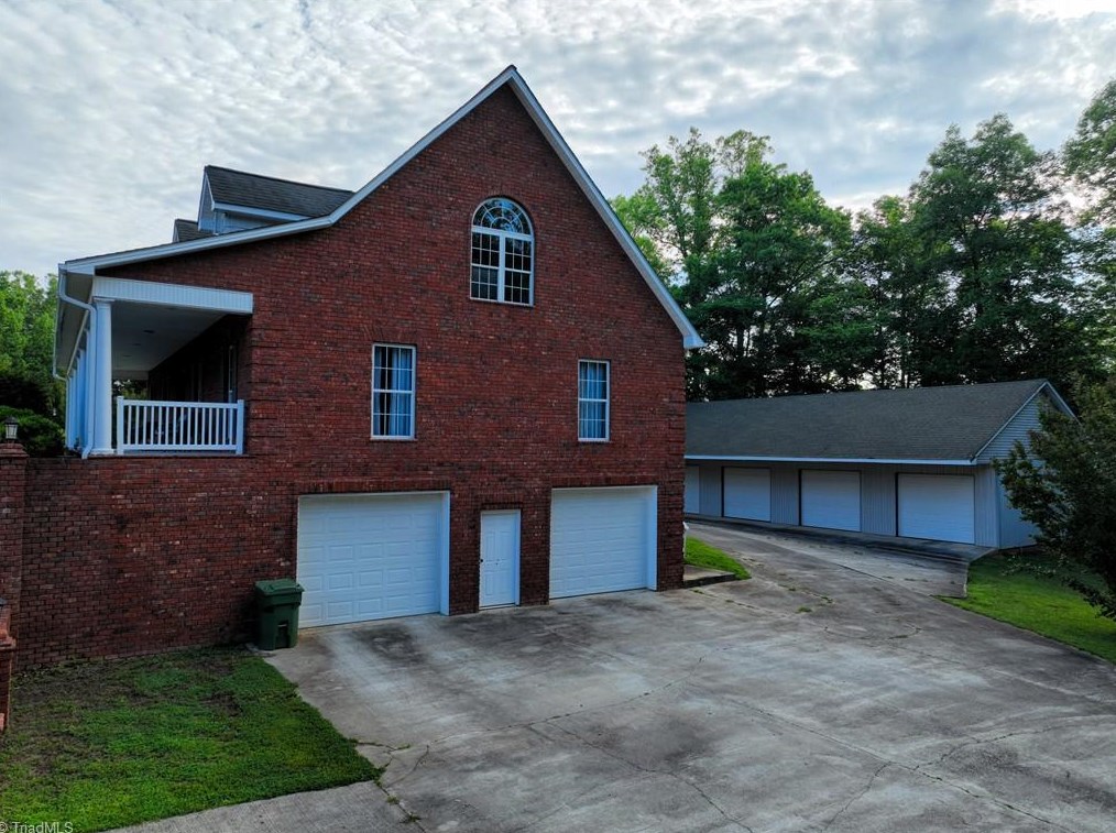 123 Sports Ln, Pilot Mountain NC  27041-7452 exterior