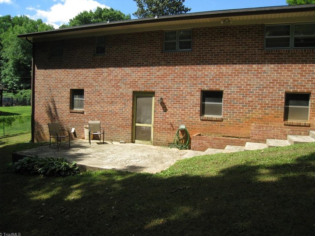 134 Carolina Ave, Mount Airy, NC 27030-2169