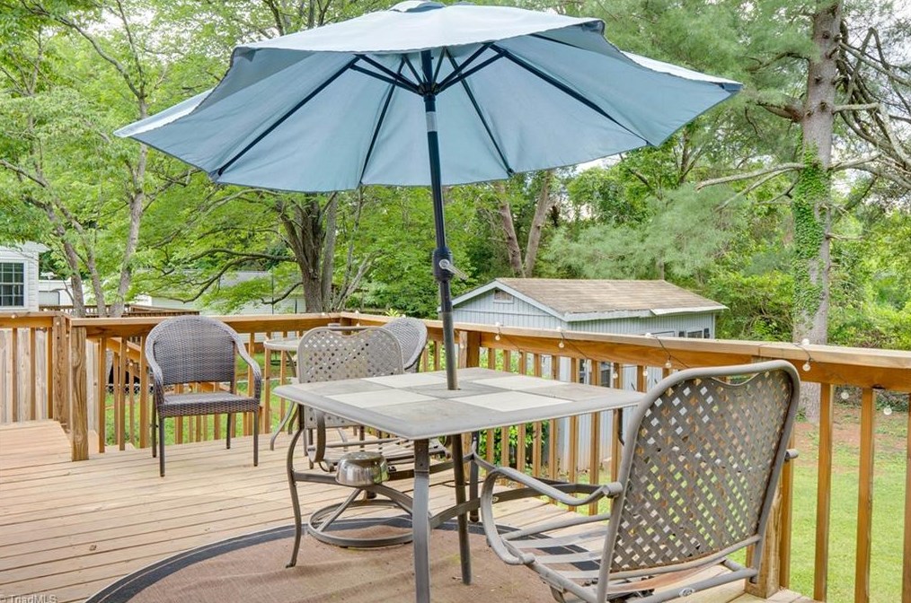 2509 Fairway Dr, Greensboro NC  27407-9730 exterior