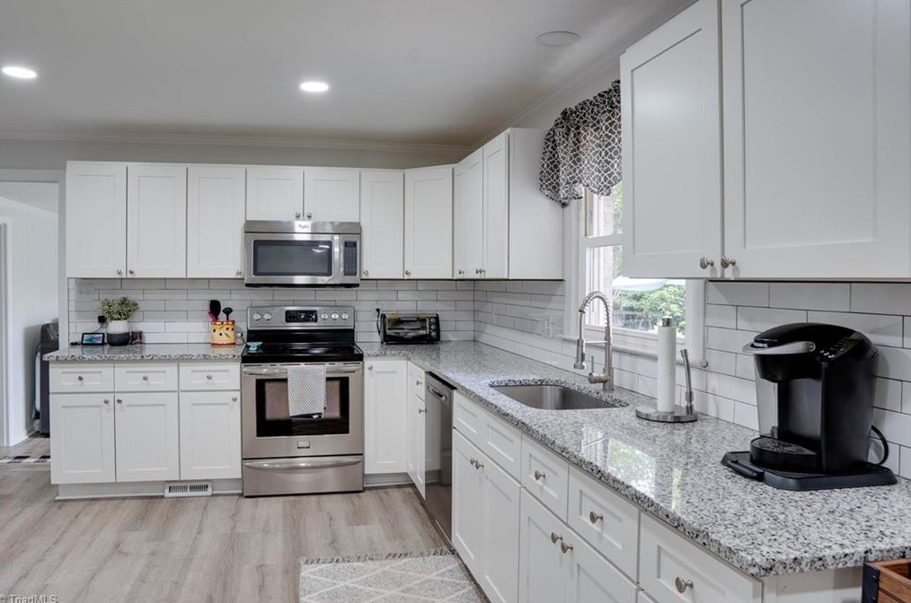 2509 Fairway Dr, Greensboro NC  27407-9730 exterior