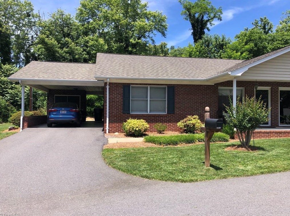 2033 Main St, Mount Airy, NC 27030-2459